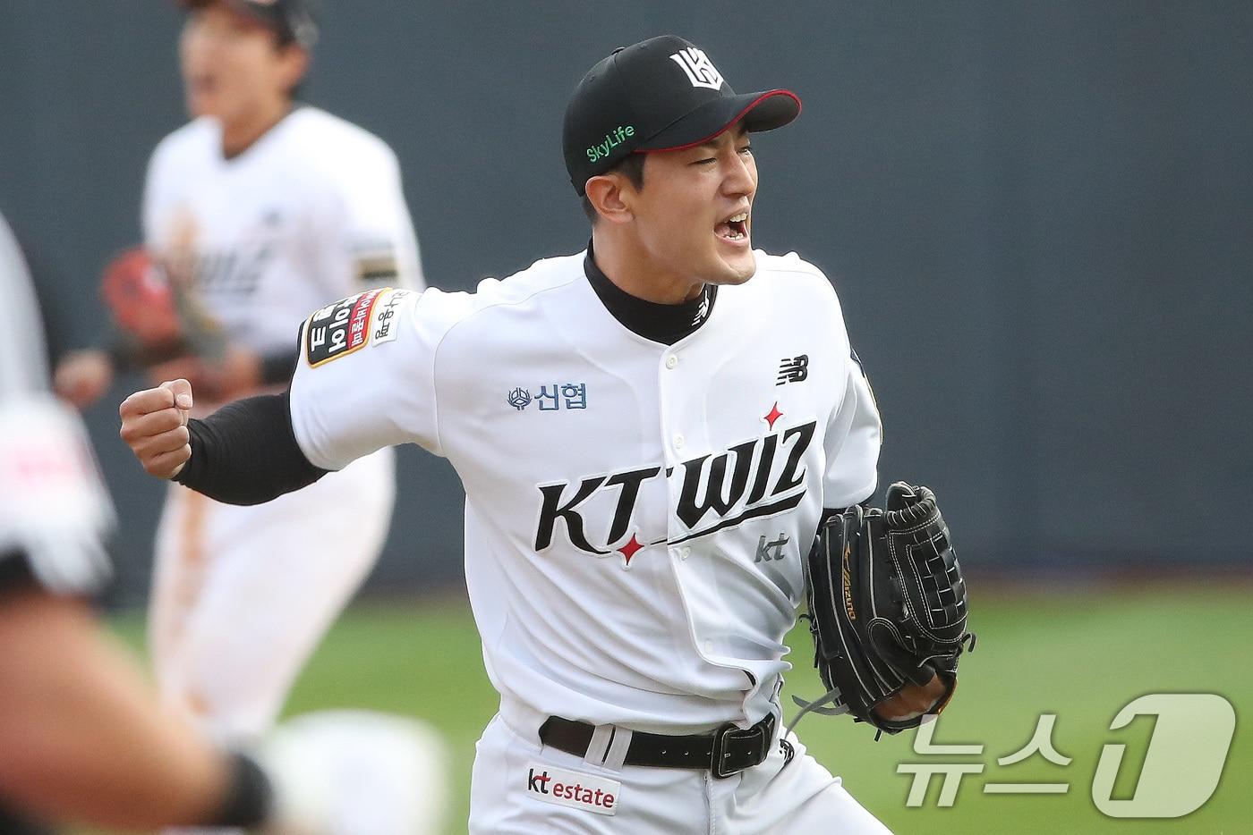 9일 오후 경기 수원시 장안구 KT위즈파크에서 열린 프로야구 '2024 신한 SOL 뱅크 KBO 포스트시즌' 준플레이오프 4차전 LG 트윈스와 KT 위즈의 경기 7회초 2사 1루 상황 kt 고영표가 LG 오스틴을 투수 라인드라이브 아웃으로 잡아내고 환호하고 있다. 2024.10.9/뉴스1 ⓒ News1 임세영 기자