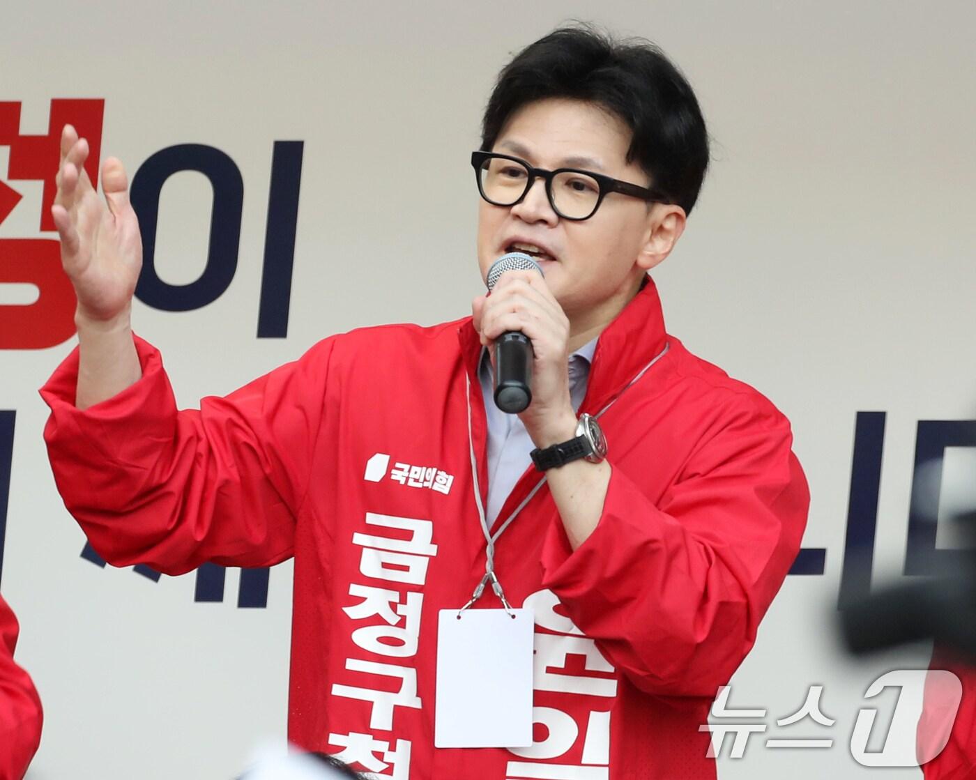 본문 이미지 - 한동훈 국민의힘 대표가 9일 오후 부산 금정구 부산대학교 앞에서 윤일현 금정구청장 후보 지원유세를 하고 있다. 2024.10.9/뉴스1 ⓒ News1 윤일지 기자