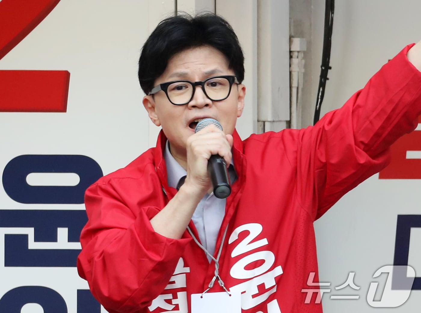 본문 이미지 - 한동훈 국민의힘 대표가 9일 오후 부산 금정구 부산대학교 앞에서 윤일현 금정구청장 후보 지원유세를 하고 있다. 2024.10.9/뉴스1 ⓒ News1 윤일지 기자