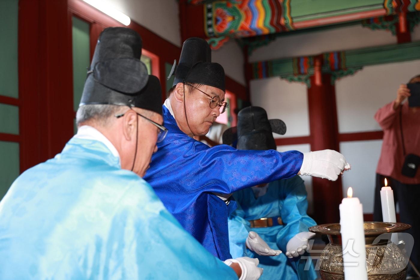 본문 이미지 - 강원 영월군 창절서원이 9일 창절사에서 '2024년 창절사 대제'를 봉행한 가운데, 최명서 영월군수가 이날 대제의 첫 번째 술잔을 올리는 초헌관을 맡았다. (영월군 제공) 2024.10.9/뉴스1
