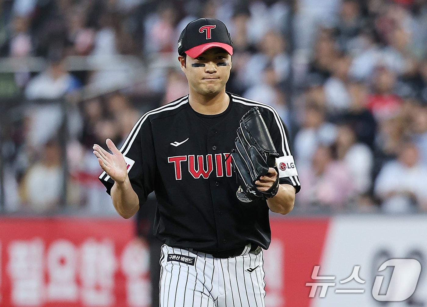 본문 이미지 - 9일 오후 경기 수원시 장안구 KT위즈파크에서 열린 프로야구 &#39;2024 신한 SOL 뱅크 KBO 포스트시즌&#39; 준플레이오프 4차전 LG 트윈스와 KT 위즈의 경기, LG 백승현이 10회말 등판해 이닝을 실점 없이 마친 뒤 더그아웃으로 향하고 있다. 2024.10.9/뉴스1 ⓒ News1 김진환 기자