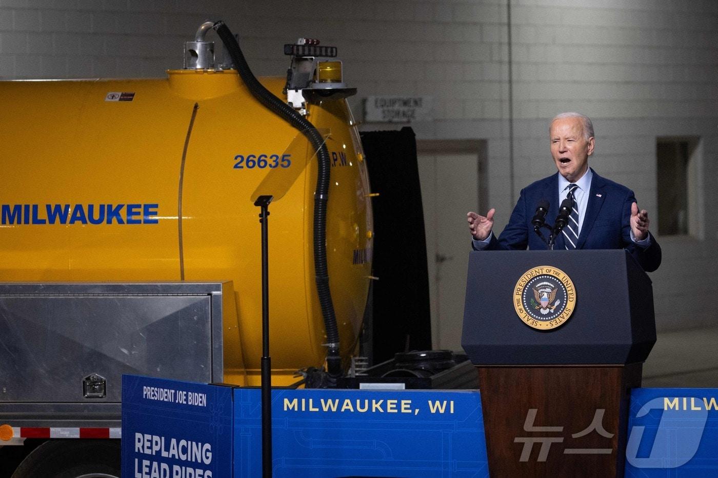 본문 이미지 - 8일(현지시간) 조 바이든 미국 대통령이 위스콘신 밀워키에 있는 공공사업부 현장 본부를 방문해 전국적으로 납 수도관을 없애겠다는 계획에 대해 연설하고 있다. 2024.10.08. ⓒ AFP=뉴스1