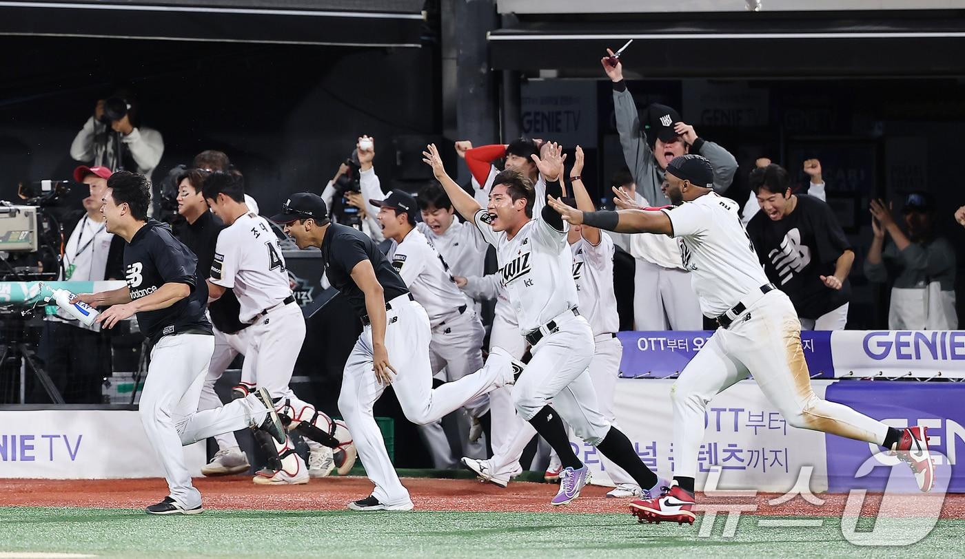 9일 오후 경기 수원시 장안구 KT위즈파크에서 열린 프로야구 '2024 신한 SOL 뱅크 KBO 포스트시즌' 준플레이오프 4차전 LG 트윈스와 KT 위즈의 경기, 연장 11회말 심우준의 끝내기 안타로 6대5 승리를 거둔 kt 선수들이 그라운드로 뛰어 나가고 있다. 2024.10.9/뉴스1 ⓒ News1 김진환 기자