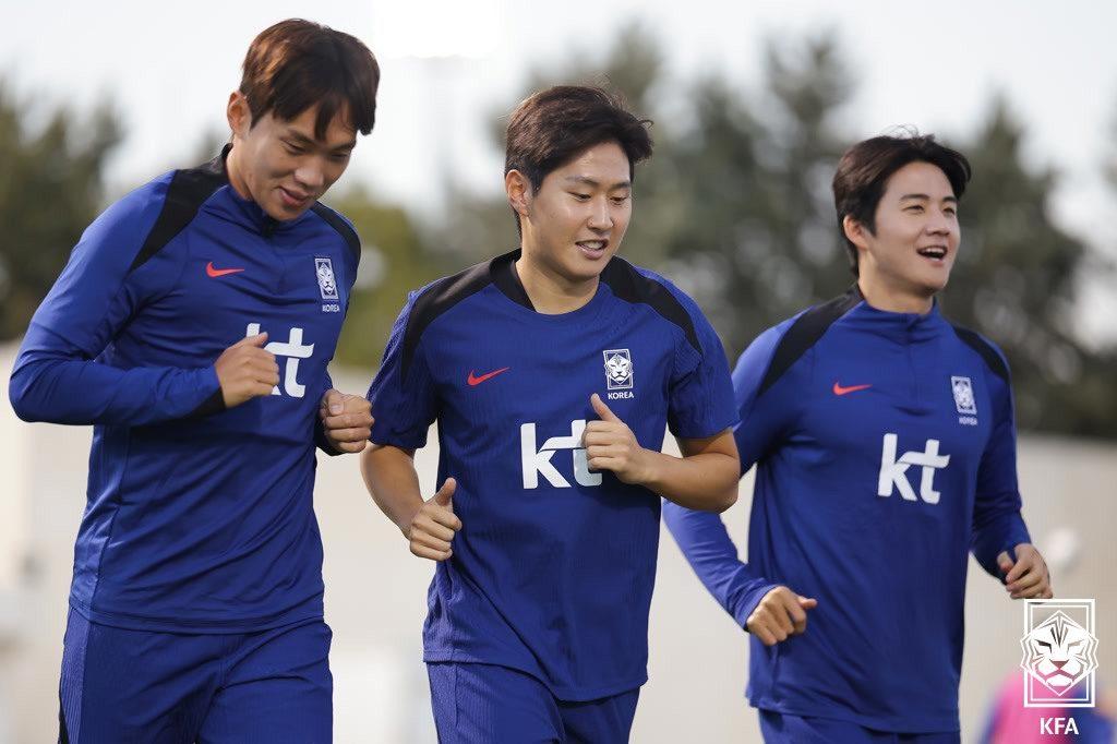 본문 이미지 - 한국은 10일 오후 11시(한국시간) 요르단 암만 국제경기장에서 요르단을 상대로 2026 FIFA 북중미 월드컵 아시아 3차 예선 B조 3차전을 치른다. 사진은 왼쪽부터 이명재, 이강인, 설영우. (대한축구협회 제공)