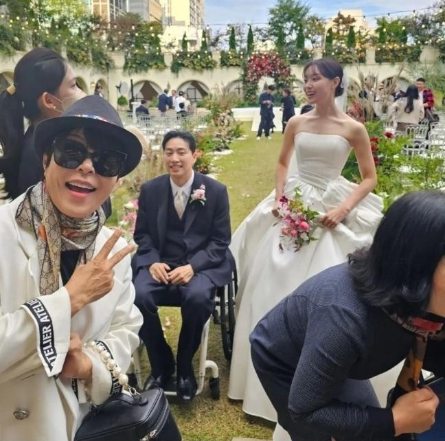 본문 이미지 - 송지은, 박위 결혼식 현장 사진 / 조혜련 SNS 캡처