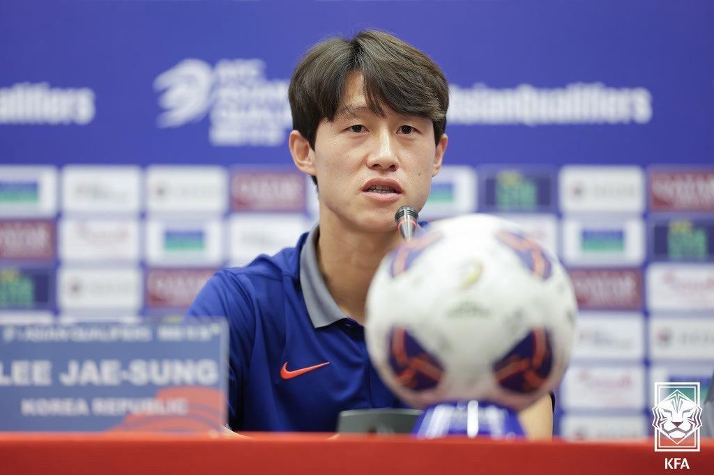 본문 이미지 - 대한민국 축구대표팀 이재성이 9일 요르단 암만 메리어트호텔에서 2026 FIFA 북중미 월드컵 아시아 3차 예선 요르단전 공식 기자회견을 하고 있다. (대한축구협회 제공) 2024.10.9/뉴스1