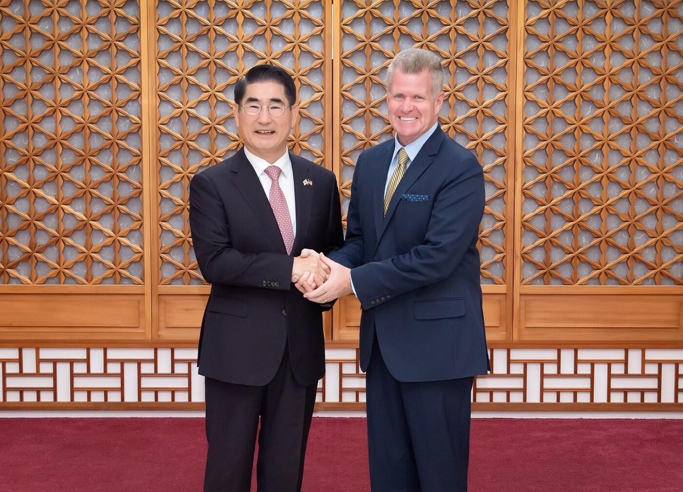 본문 이미지 - 김용현 국방부 장관과 사무엘 파파로 미국 인도·태평양사령관.(국방부 제공)