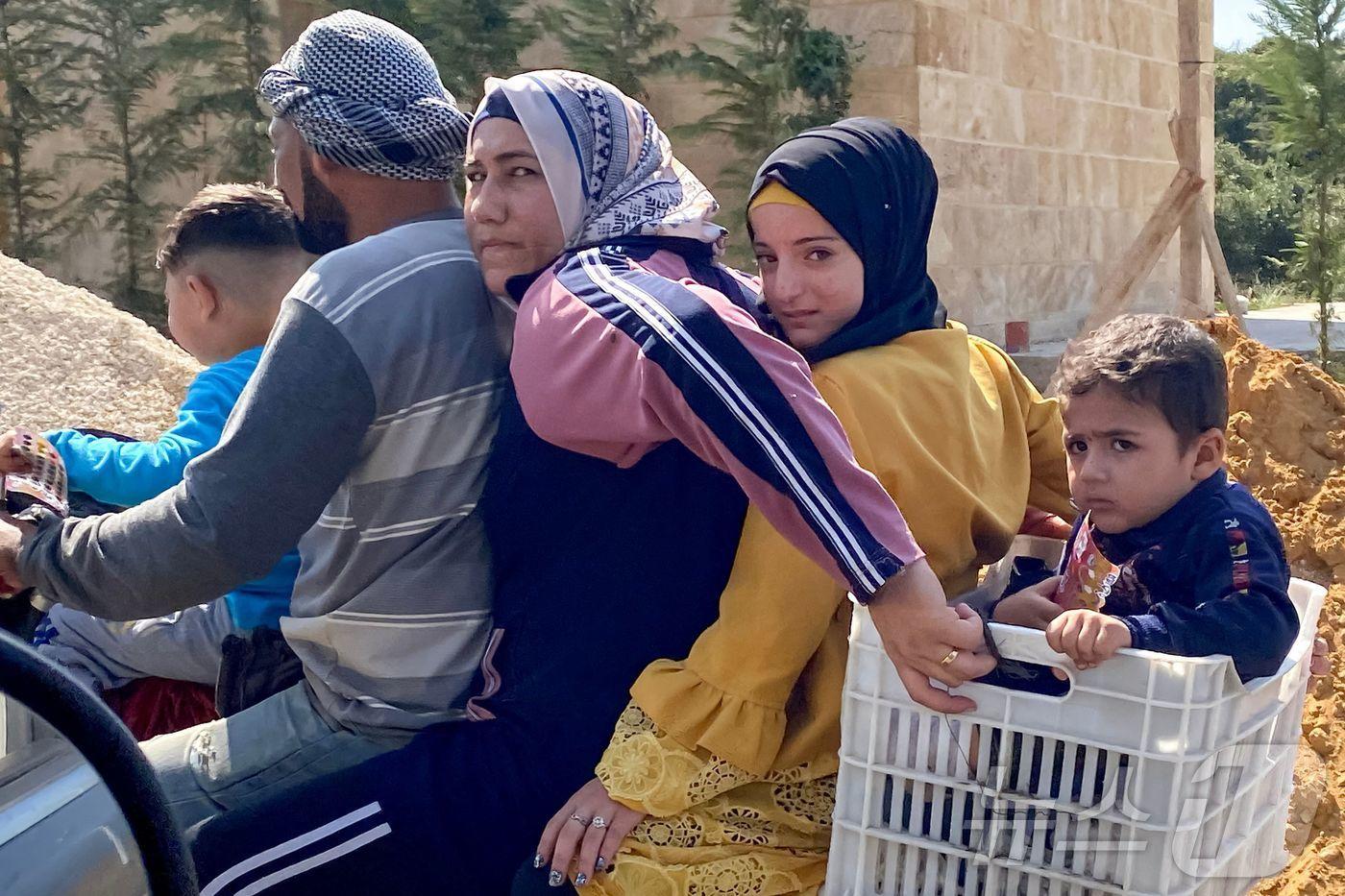 본문 이미지 - 이스라엘과 헤즈볼라간 확전에 따라 7일 한 시리아 난민 남성이 오토바이에 일가족을 태우고 레바논 북쪽으로 피난길을 떠나고 있다. 2024.10.09 ⓒ AFP=뉴스1 ⓒ News1 조소영기자