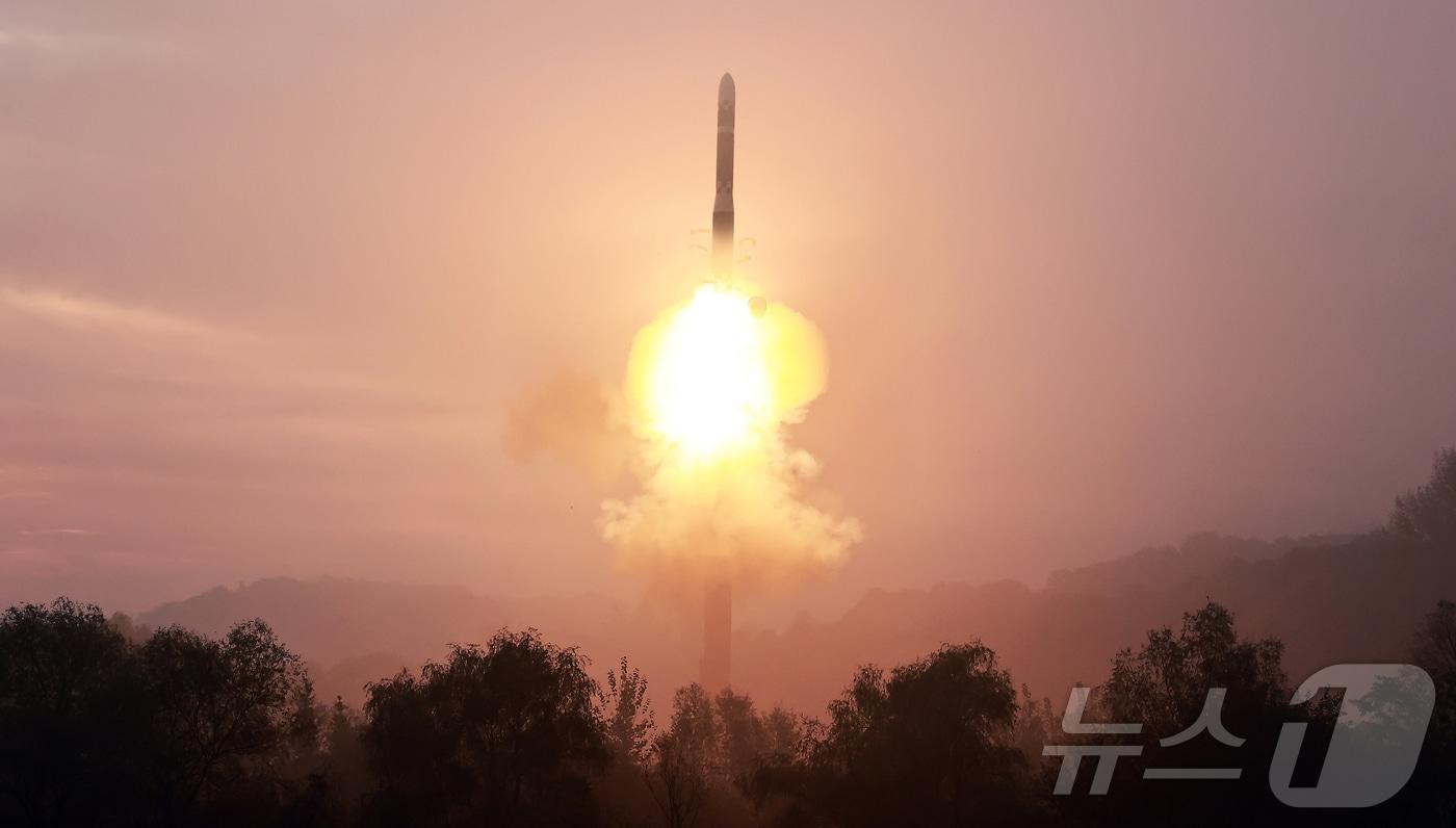 &#40;평양 노동신문=뉴스1&#41; = 북한 노동당 기관지 노동신문은 1일 &#34;경애하는 김정은 동지께서 10월 31일 아침 공화국 전략무력의 절대적 우세를 영구화하는데서 획기적 이정표를 세우는 중대한 시험을 현지에서 직접 지도하시었다＂라며 전날 발사한 ICBM의 사진을 공개했다. 북한은 전날 발사한 ICBM의 이름이 &#39;화성-19형&#39;이며 북한의 개발한 ICBM의 &#39;최종완결판&#39;이라고 주장했다. [국내에서만 사용가능. 재배포 금지. DB 금지. For Use Only in the Republic of Korea. Redistribution Prohibited] rodongphoto@news1.kr