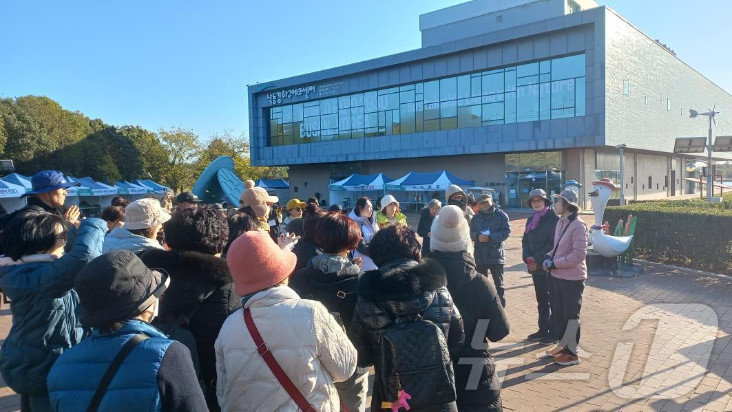 본문 이미지 - 2023년 부산시 낙동강관리본부 겨울철새맞이 행사 현장(부산시 낙동강관리본부 제공)