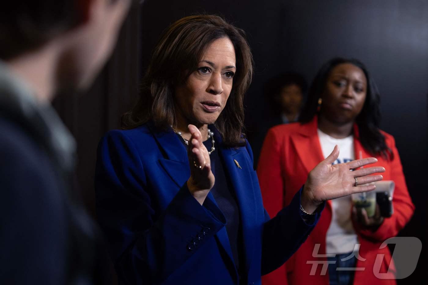 미국 민주당 대통령 후보인 카멀라 해리스 부통령이 31일(현지시간) 위스콘신주 매디슨의 호텔을 떠나기 전 취재진을 만나고 있다. 2024.11.01 ⓒ AFP=뉴스1 ⓒ News1 우동명 기자