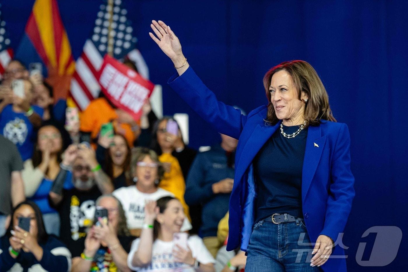 미국 민주당 대통령 후보인 카멀라 해리스 부통령이 31일(현지시간) 애리조나주 피닉스에서 열린 선거 집회에 도착을 하고 있다. 2024.11.01 ⓒ AFP=뉴스1 ⓒ News1 우동명 기자