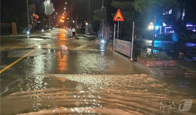 본문 이미지 -  1일 충북 충주시는 앙성면의 상습적 침수 문제 해결을 위해 2028년까지 하수도 정비사업을 추진한다고 밝혔다. 사진은 2022년 8월 침수 모습.&#40;충주시 제공&#41;/뉴스1