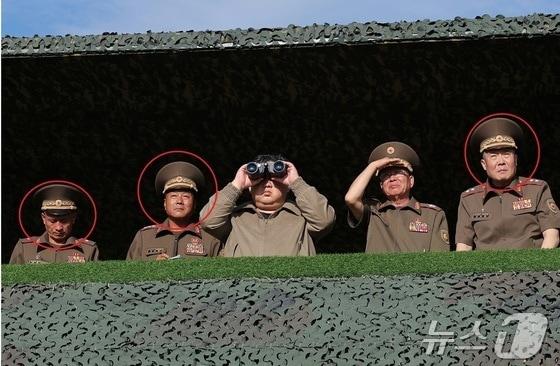 본문 이미지 - &#40;평양 노동신문=뉴스1&#41; = 북한이 우크라이나에 파견한 것으로 알려진 신금철 인민군 소장, 김영복 총참모부 부총참모장, 리창호 정찰총국장.&#40;붉은 원 왼쪽부터&#41; [국내에서만 사용가능. 재배포 금지. DB 금지. For Use Only in the Republic of Korea. Redistribution Prohibited] rodongphoto@news1.kr