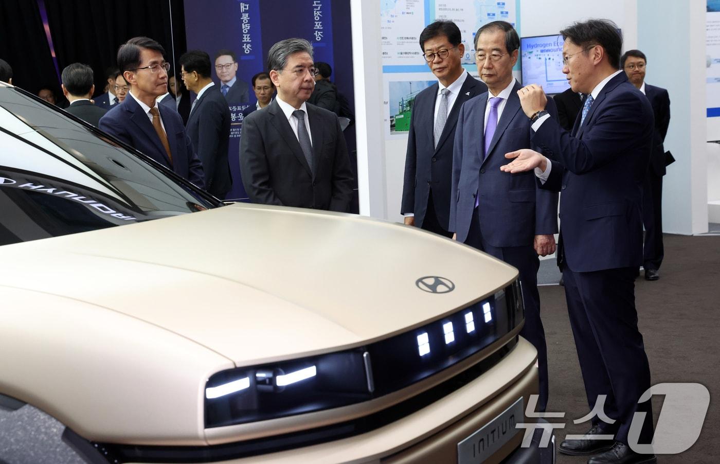한덕수 국무총리가 1일 서울 서초구 새빛섬에서 열린 제7차 수소경제위원회에 앞서 현대자동차 수소전기차 콘셉트카 '이니시움'에 대해 설명을 듣고 있다. 2024.11.1/뉴스1 ⓒ News1 김명섭 기자