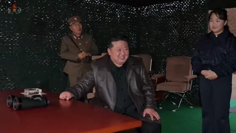 본문 이미지 - 북한 김정은 노동당 총비서가 딸 주애와 함께 탄도미사일 발사 현장에 나온 모습. (조선중앙TV 갈무리)