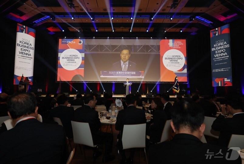본문 이미지 - 하병필 행정부시장이 오스트리아 비엔나에서 열린 제28차 세계한인경제인대회 폐회식에서 인천의 내년도 대회유치 선언을 하고 있다.(인천시 제공) / 뉴스1