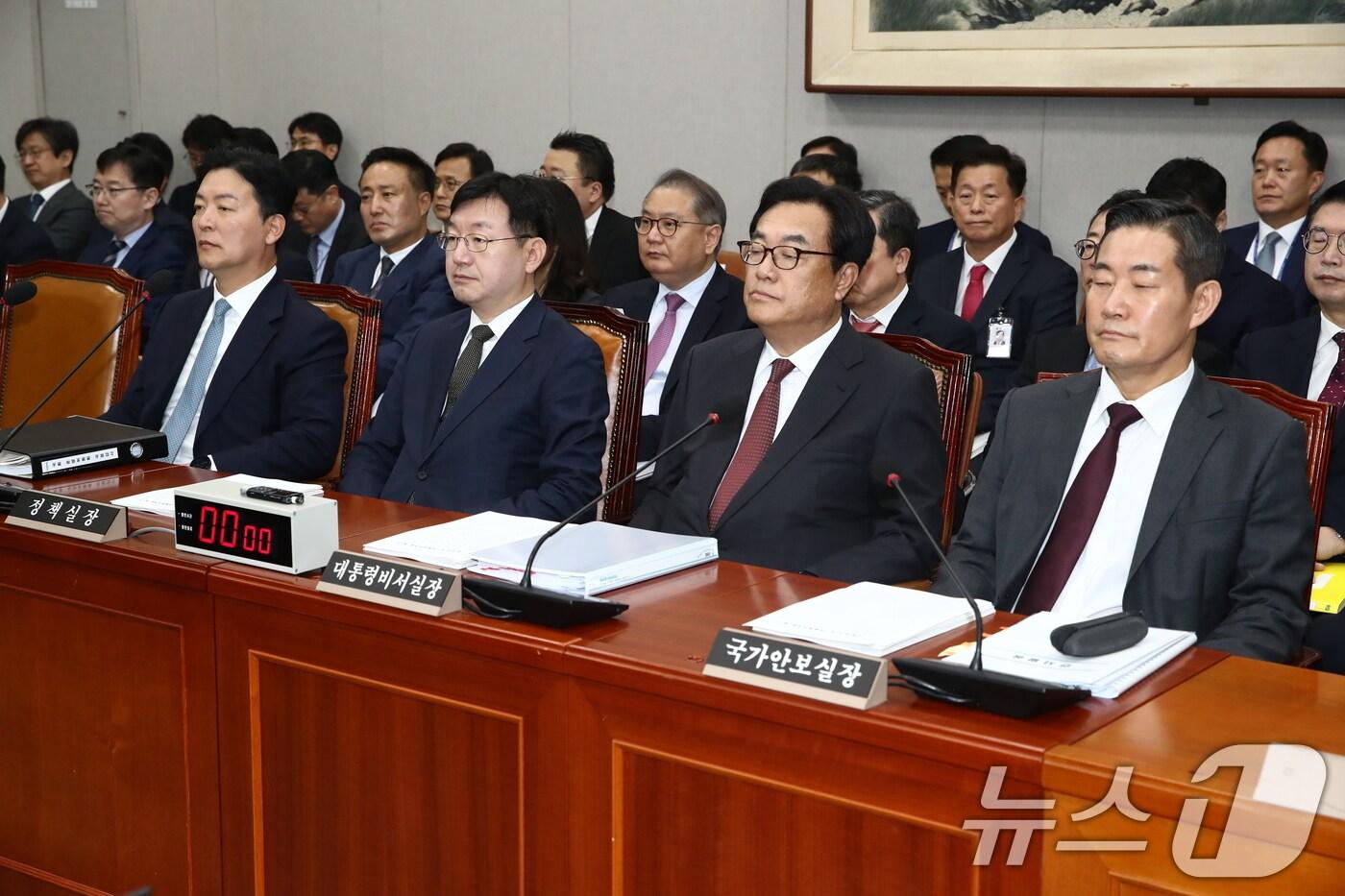정진석 대통령 비서실장(앞줄 오른쪽 두 번째)이 1일 오전 서울 여의도 국회 운영위원회에서 열린 대통령비서실·국가안보실·대통령 경호처 대상 종합 국정감사에 출석해 감사개시를 기다리고 있다. 앞줄 오른쪽부터 신원식 안보실장, 정 실장, 성태윤 정책실장 . 2024.11.1/뉴스1 ⓒ News1 이광호 기자