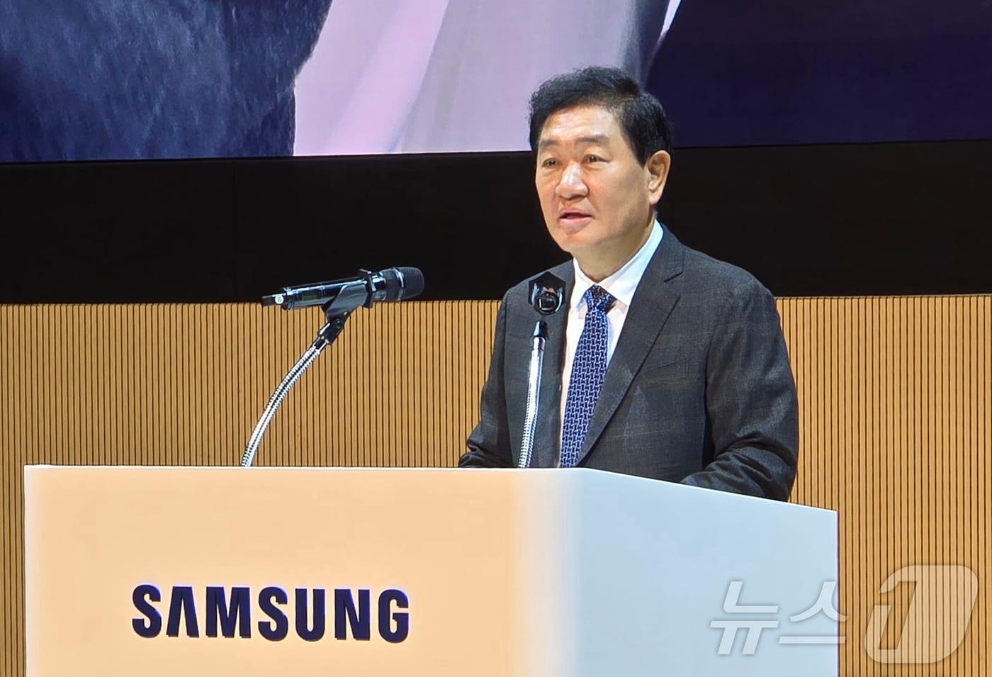 본문 이미지 - 한종희 삼성전자 대표이사 부회장이1일 수원 디지털시티에서 열린 삼성전자 창립 55주년 기념식에서 기념사를 하고 있다.(삼성전자 제공) 2024. 11. 1/뉴스1 ⓒ News1 한재준 기자