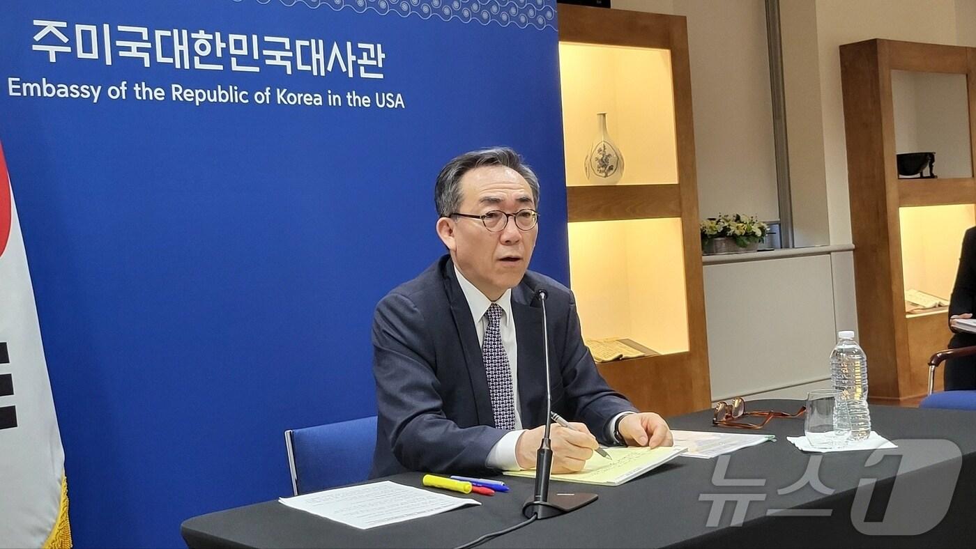 본문 이미지 - 조태열 외교부 장관이 31일(현지시간) 미국 워싱턴DC 주미한국대사관에서 특파원단을 상대로 기자회견을 열고 한미 외교·국방 2+2 장관회의 결과에 대해 설명하고 있다.