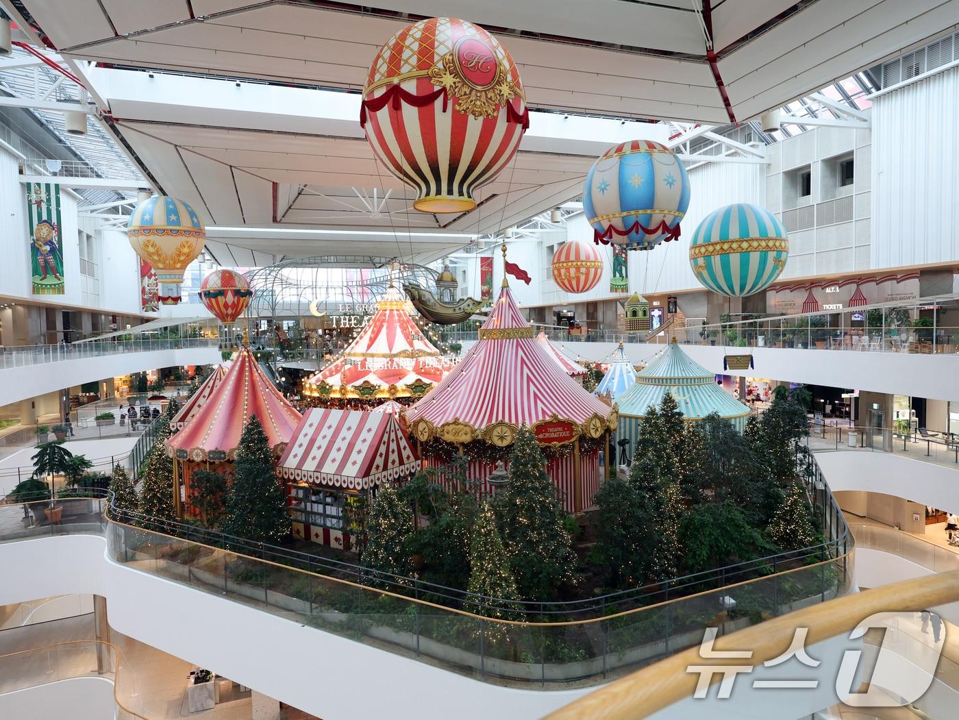 본문 이미지 - 1일 서울 영등포구 여의도 더현대 서울 사운즈 포레스트에 크리스마스 장식이 설치돼 있다.  2024.11.1/뉴스1 ⓒ News1 황기선 기자