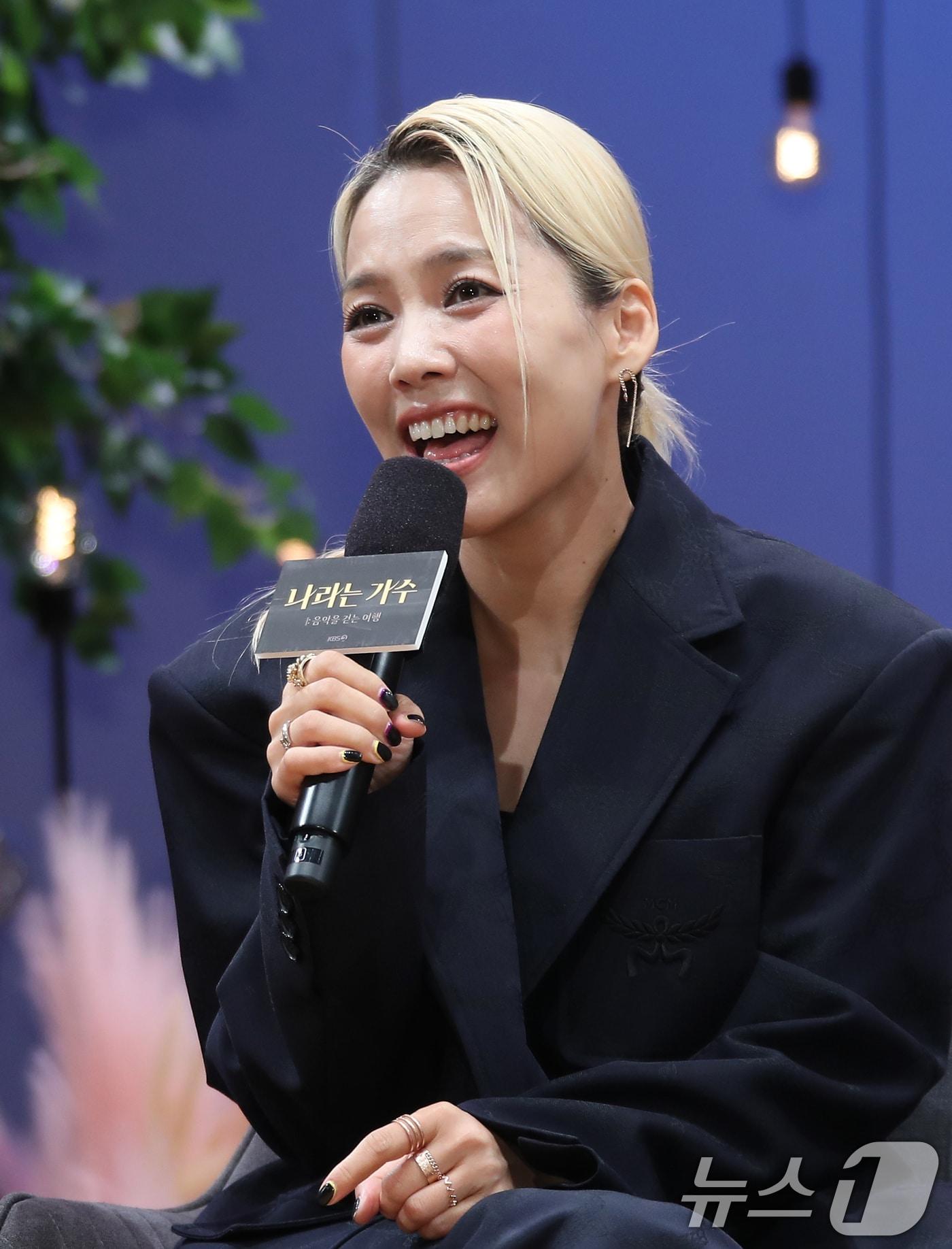 본문 이미지 - 가수 소향이 1일 서울 영등포구 KBS 신관에서 열린 ‘나라는 가수’ 제작발표회에서 깜짝 공연을 선보이고 있다. ‘나라는 가수’는 케이팝 대표 실력파 아티스트들이 다른 ‘나라’의 음악과 문화를 경험하며 ’나‘라는 가수를 찾아가는 여행기를 그리는 음악 예능 프로그램이다. 2024.11.1/뉴스1 ⓒ News1 권현진 기자