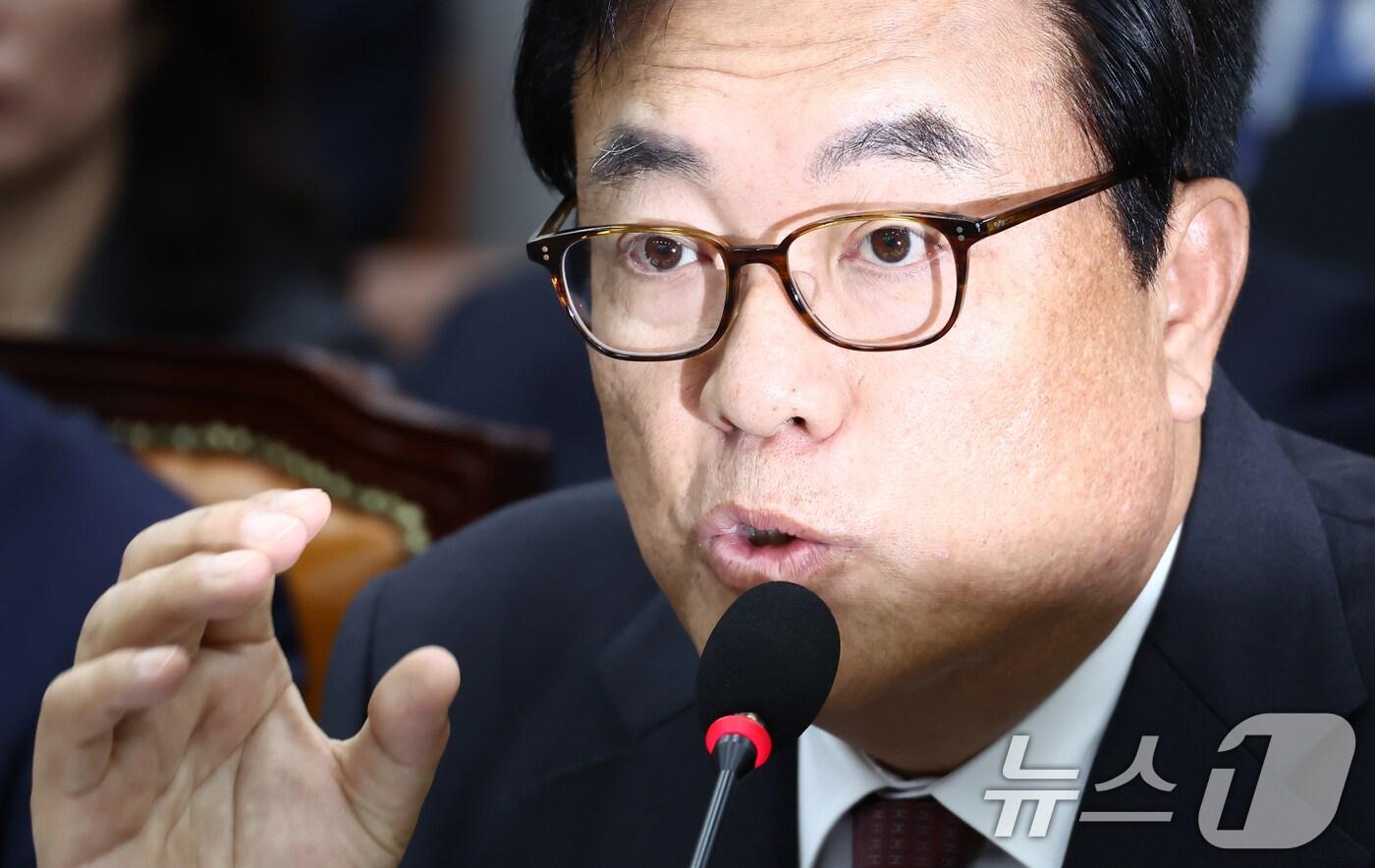 본문 이미지 - 정진석 대통령 비서실장이 1일 오전 서울 여의도 국회 운영위원회에서 열린 대통령비서실·국가안보실·대통령 경호처 대상 종합 국정감사에서 윤석열 대통령과 명태균 씨의 통화 내용과 관련한 의원 질의에 답변하고 있다. 2024.11.1/뉴스1 ⓒ News1 김민지 기자