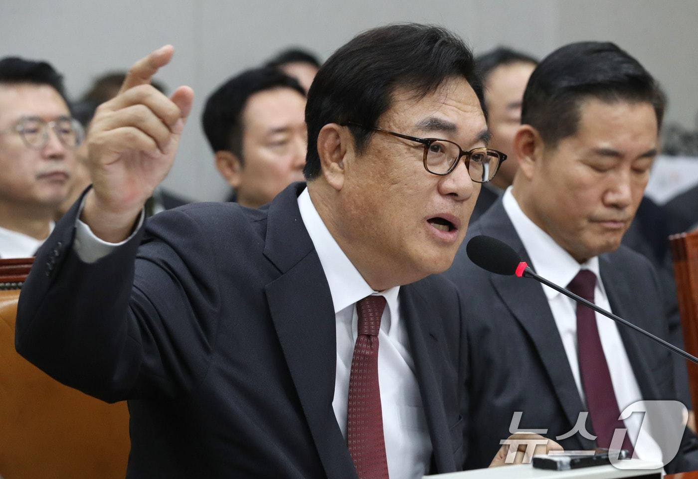 본문 이미지 - 정진석 대통령비서실장이 1일 오전 서울 여의도 국회 운영위원회에서 열린 대통령비서실·국가안보실·대통령 경호처에 대한 국정감사에 출석해 의원 질의에 답하고 있다. 2024.11.1/뉴스1 ⓒ News1 이광호 기자