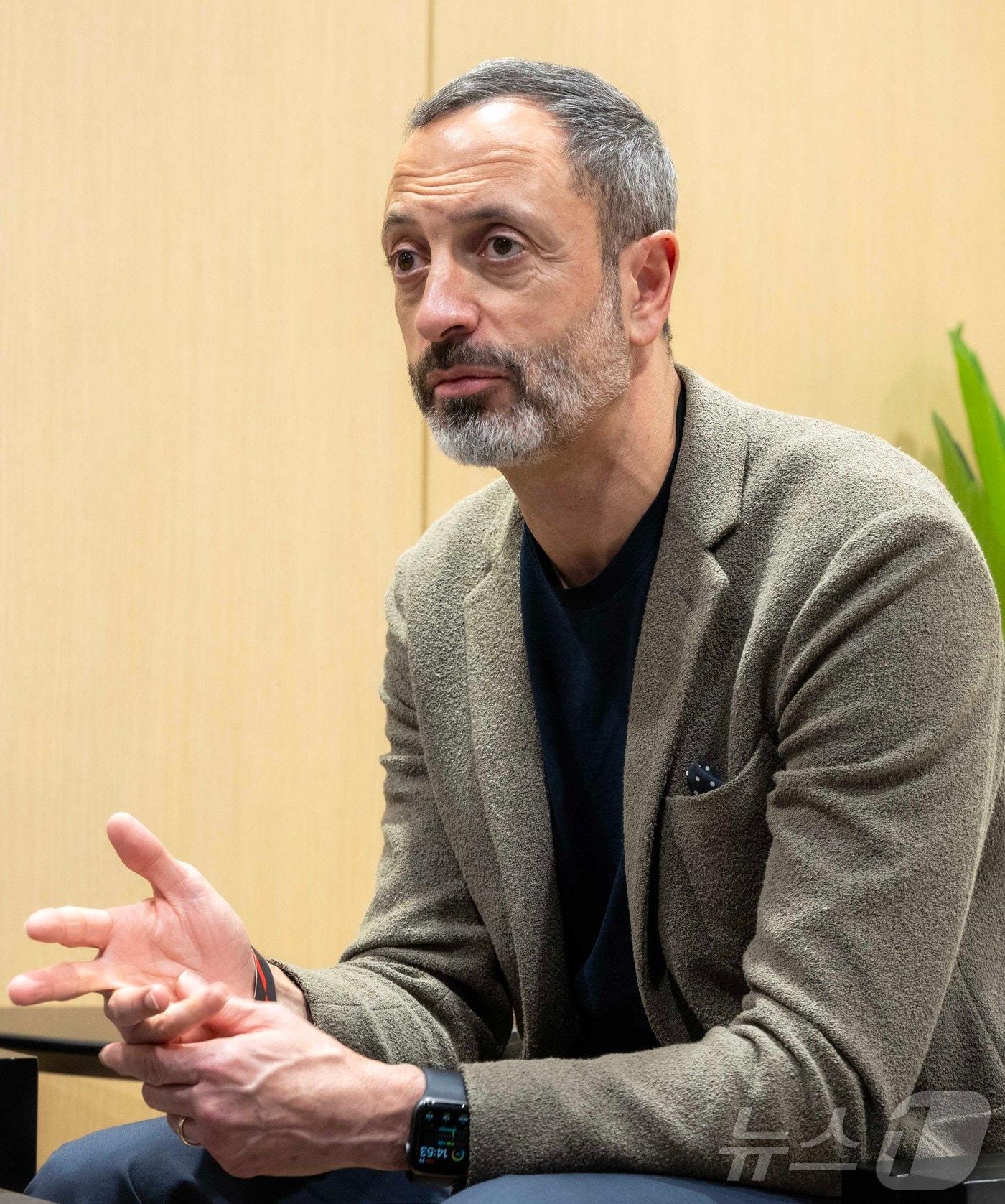 본문 이미지 -  지난달 29일(현지시간) 사우디 제다 슈퍼돔에서 열린 '2024 제다 국제 모터쇼'에서 인터뷰 중인 기아글로벌디자인담당 카림 하비브 부사장.(기아 제공) 