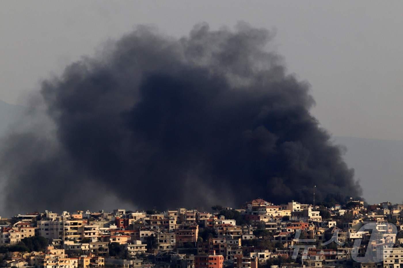 본문 이미지 - 31일(현지시간) 레바논 남부 키암에서 헤즈볼라와 전쟁 중인 이스라엘 군의 포격을 받아 검은 연기가 치솟고 있다. 2024.11.01 ⓒ AFP=뉴스1 ⓒ News1 우동명 기자