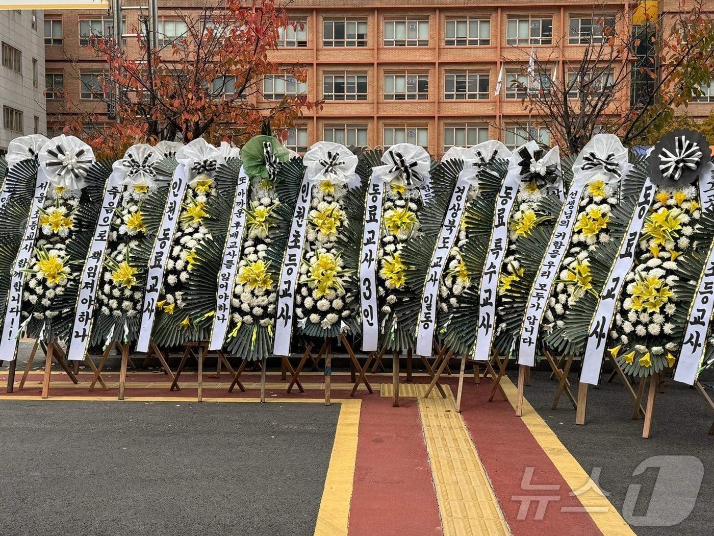 본문 이미지 - 1일 인천시교육청 본관 앞에 특수교사 A 씨를 추모하는 조화가 설치돼 있다. 2024.11.1/뉴스1 ⓒ News1 박소영 기자