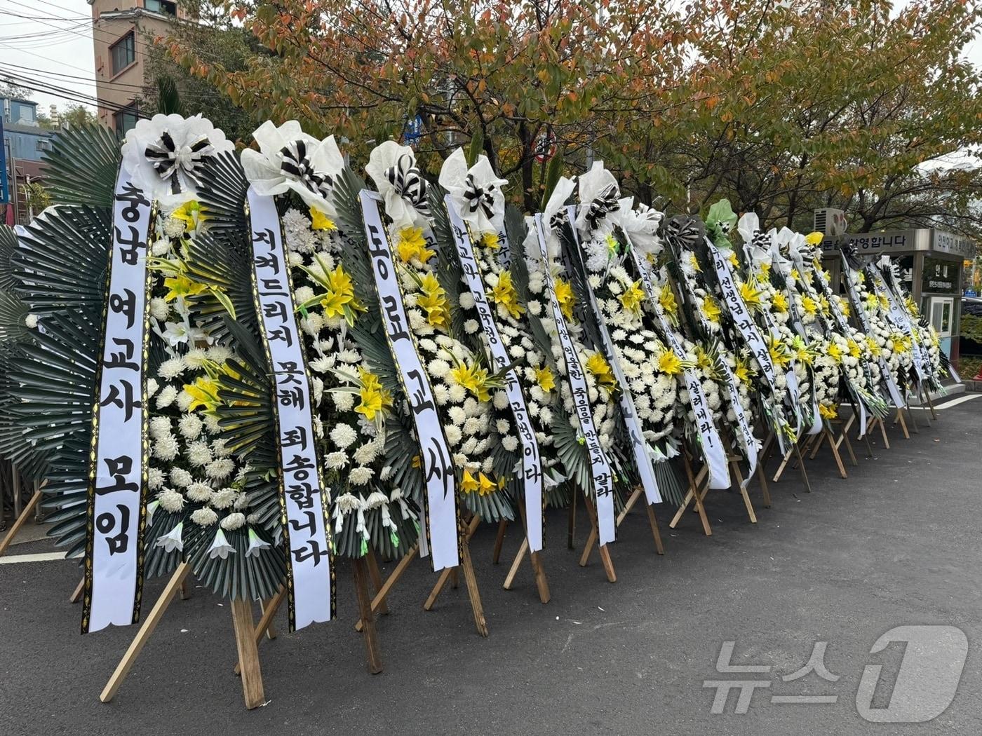 본문 이미지 - 1일 인천시교육청 본관 앞에 특수교사 A 씨를 추모하는 조화가 설치돼 있다. 2024.11.1/뉴스1 ⓒ News1 박소영 기자