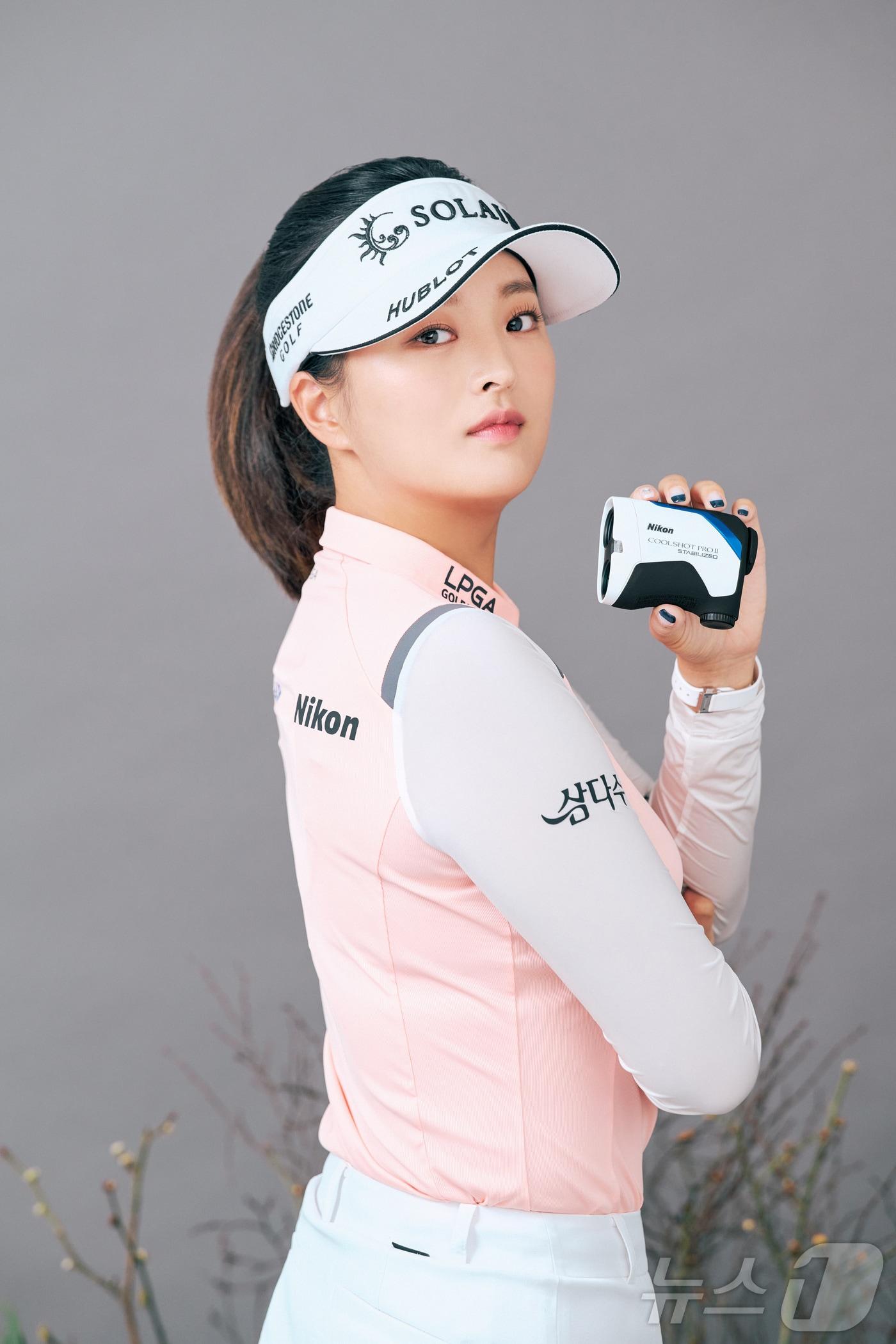 본문 이미지 - 고진영이 니콘이미징코리아의 골프용 레이저 거리측정기 '쿨샷'과 8년째 전속 모델 재계약을 맺었다. (세마스포츠마케팅 제공)