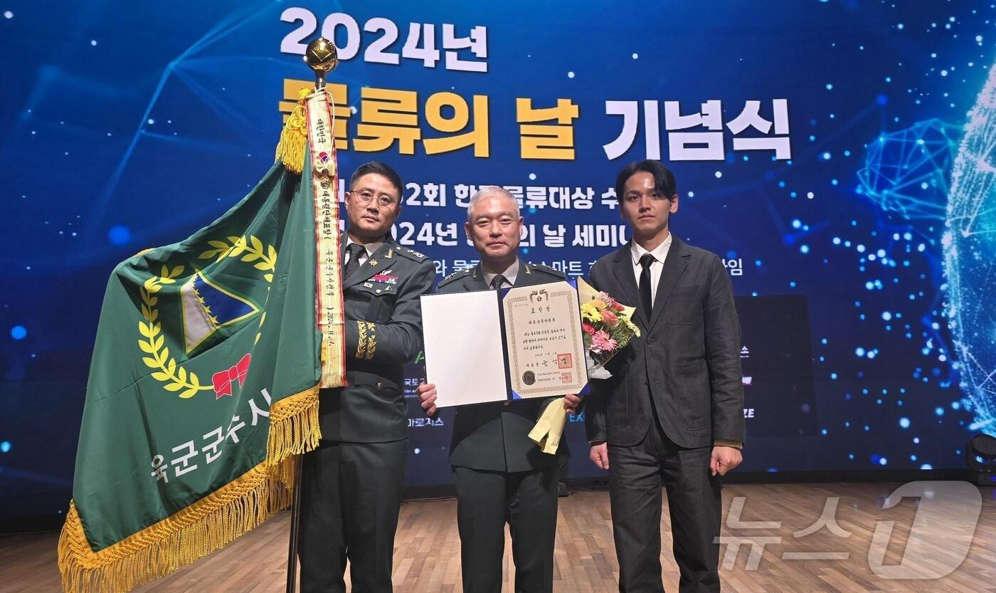 1일 대한상공회의소에서 열린 '제32회 한국 물류대상 시상식'에서 이상민 육군 군수사령부 참모장(가운데)과 부대 관계자들이 대통령 부대표창을 받고 기념사진을 찍고 있다. (육군 제공)/뉴스1 