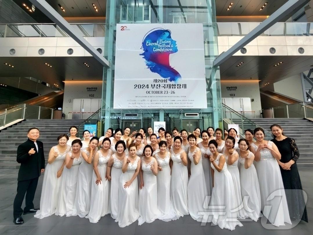 본문 이미지 - ' 2024 부산 국제 합창제'에서 금상(Gold Diploma)을 수상한 광주시 여성합창단 모습.(광주시 제공)