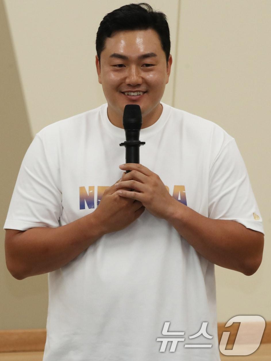 본문 이미지 - 코리안 메이저리거 최지만 선수가 1일 오후 제주고등학교에서 제주고, 제주제일중학교 학생 선수들을 만나 조언을 건네고 있다. 2024.11.1/뉴스1 ⓒ News1 오현지 기자