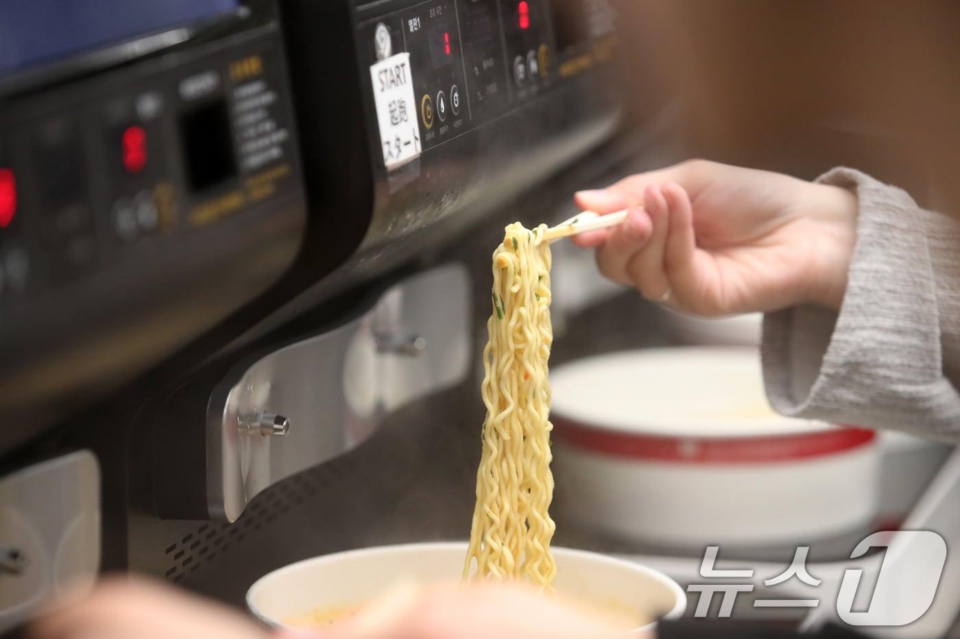 라면 조리기. (사진은 기사 내용과 무관함) / 뉴스1 ⓒ News1 이승배 기자