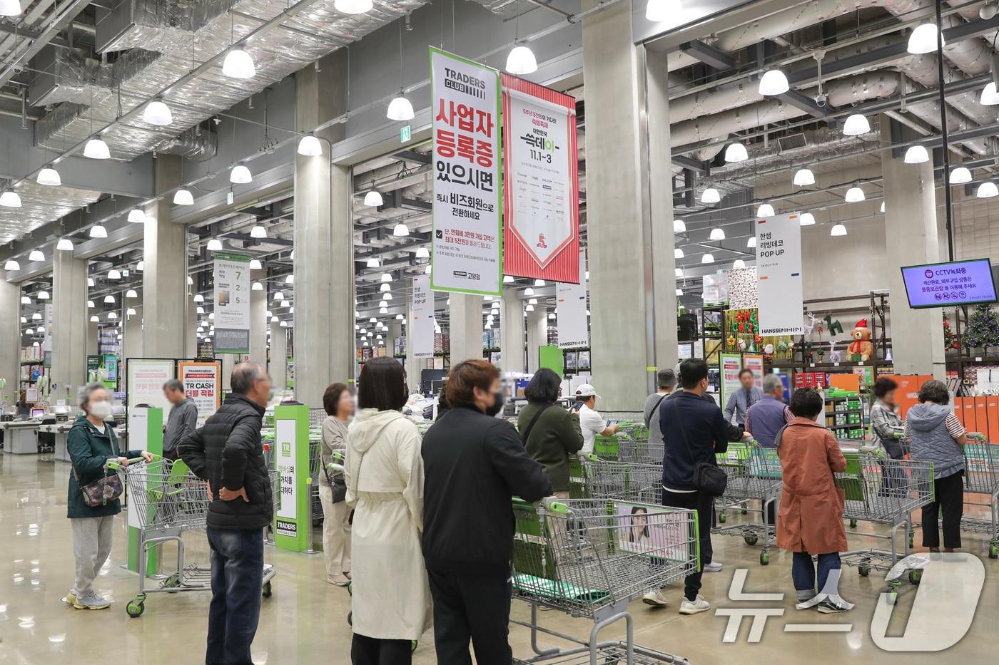 쇼핑축제 '쓱데이'가 개막한 1일 경기 고양시 트레이더스 홀세일 클럽 스타필드 고양점에서 고객들이 개점 전부터 줄을 서 있다. (이마트 제공) 2024.11.1/뉴스1