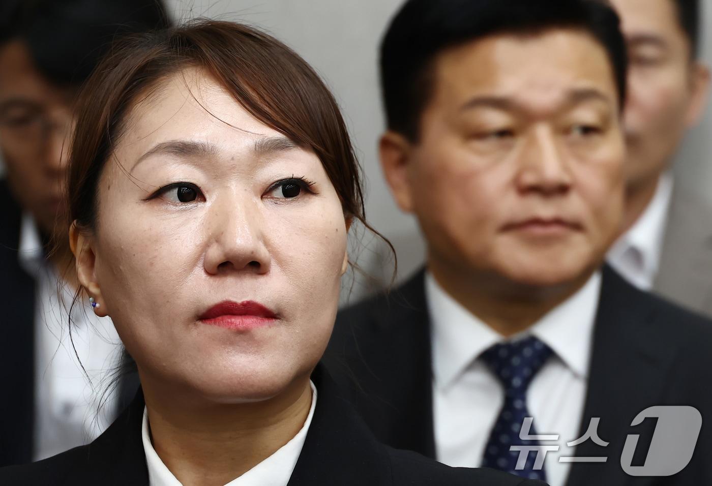 본문 이미지 - 윤석열 대통령 배우자 김건희 여사의 공천개입 의혹을 제기한 강혜경 씨(왼쪽)와 명태균 보고서 의혹을 폭로한 신용한 전 서원대 교수. ⓒ News1 김민지 기자