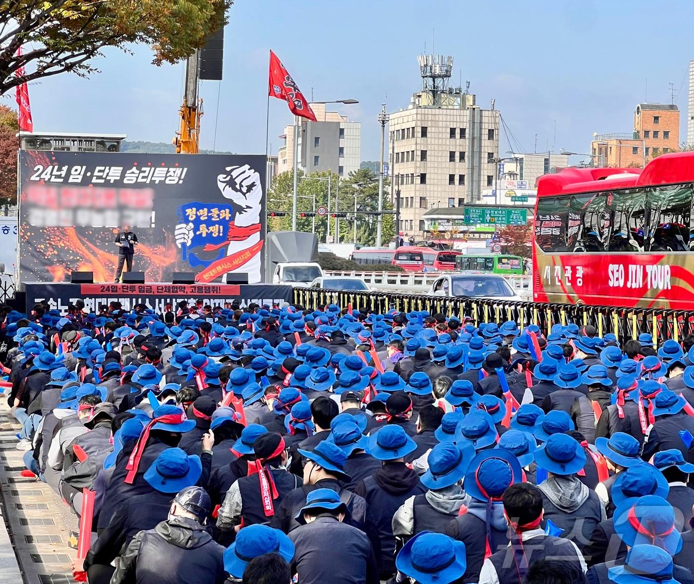 본문 이미지 - 현대트랜시스 노조가 한 달 가까이 파업 중이다. 사진은 지난달 28일 노조원 등 1000여명이 현대차·기아 서울 양재사옥 앞 3개 차선을 막고 집회 중인 모습.(독자 제공) 