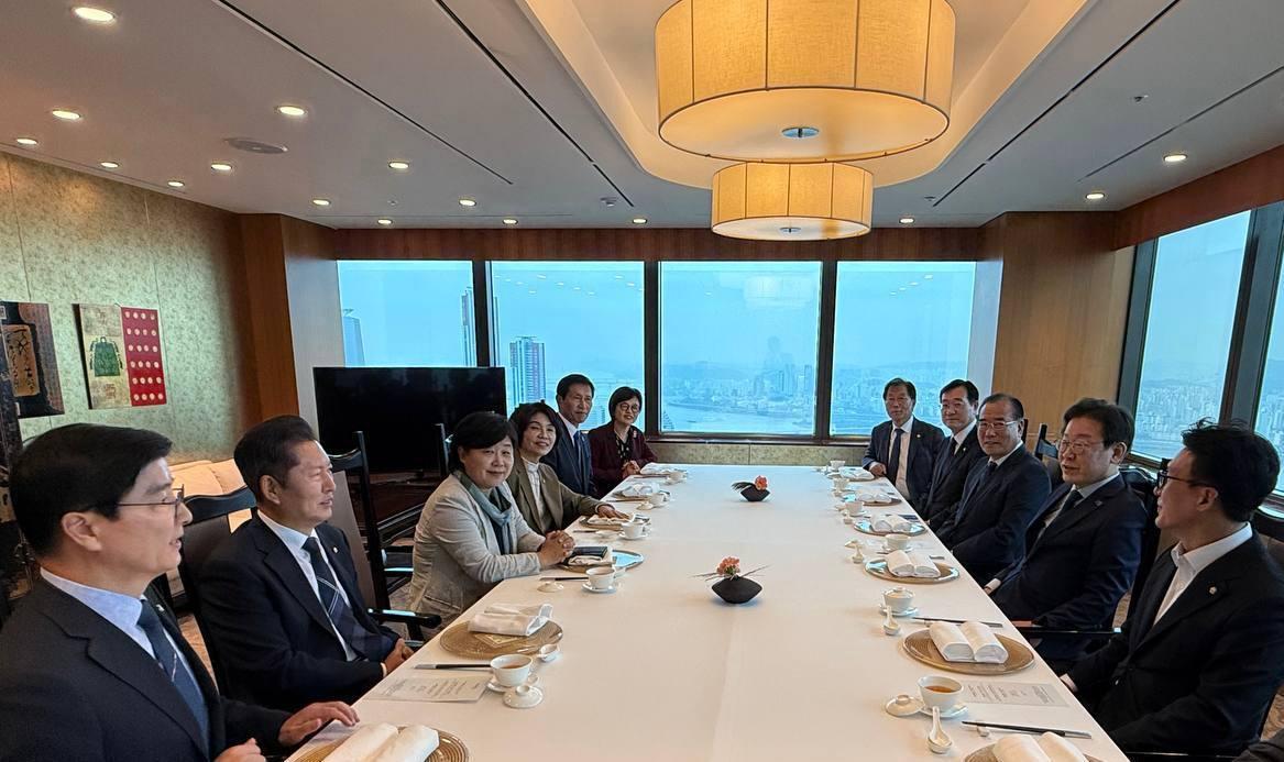 본문 이미지 - 이재명 더불어민주당 대표와 민주당 4선 의원 등이 서울 여의도에서 오찬 간담회를 갖고 있다. (더불어민주당 공보국 제공)