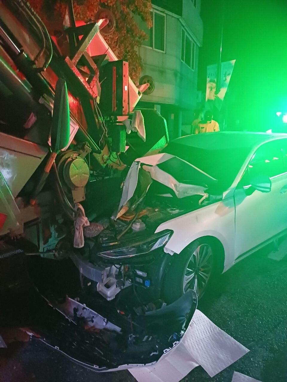 본문 이미지 - 지난 8월 7일 천안 동남구 문화동에서 작업 중이던 환경미화원이 음주운전 차량에 치어 숨진 사고현장. (천안동남소방서 제공) /뉴스1