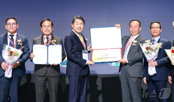 본문 이미지 - ‘협약형 특성화고 공동 비전 선포식’이 1일 서울 웨스틴 조선호텔 그랜드볼룸에서 개최됐다. 이날 행사에 참석한 서거석 교육감(왼쪽에서 두번 째)은 도내 유일 협약형 특성화고인 한국치즈과학고의 성공을 위해 적극 노력하겠다고 밝혔다.(전북교육청 제공)/뉴스1