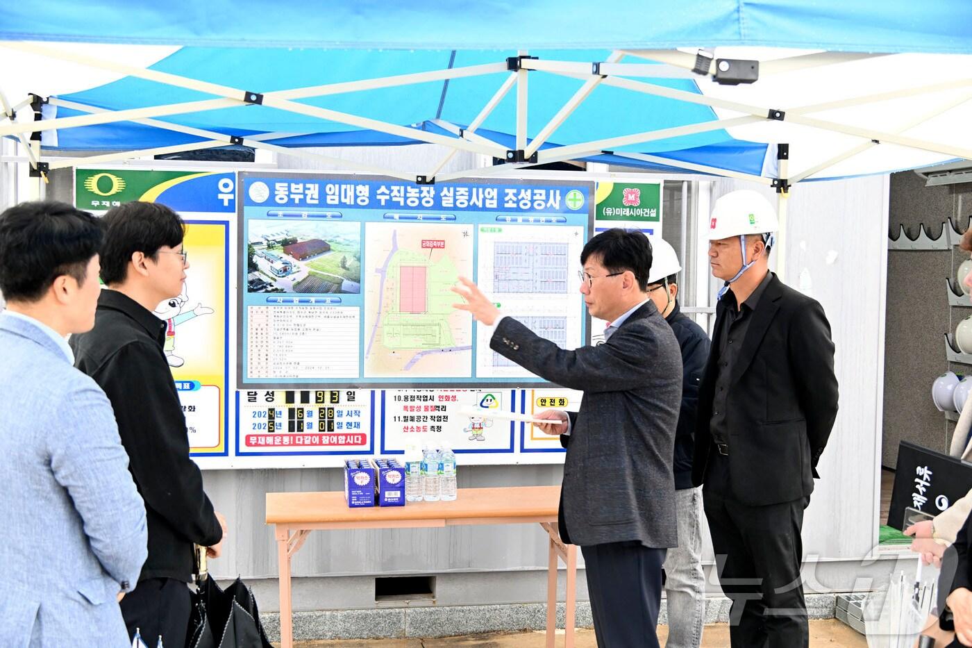 본문 이미지 - 최훈식 전북 장수군수가 1일 스마트팜 조성 사업 현장을 점검했다.(장수군 제공)2024.11.1/뉴스1