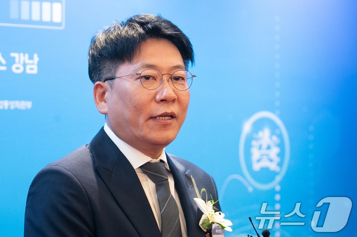 김동명 LG에너지솔루션 대표이사가 1일 오후 서울 강남구 조선 팰리스 강남에서 열린 제4회 배터리 산업의 날 행사 참석에 앞서 취재진의 질문에 답하고 있다. 2024.11.1/뉴스1 ⓒ News1 이승배 기자