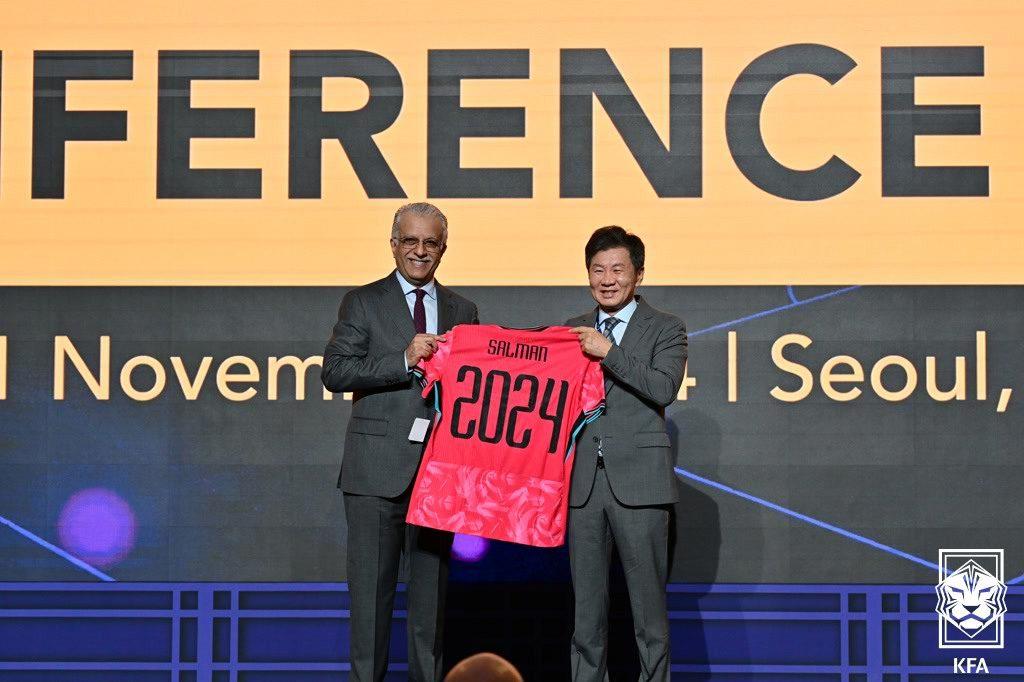 본문 이미지 - 정몽규 대한축구협회장(오른쪽)이 AFC 콘퍼런스에서 AFC의 셰이크 살만 빈 이브라힘 알 칼리파 회장에게 한국 국가대표팀 유니폼을 전달했다. (대한축구협회 제공)