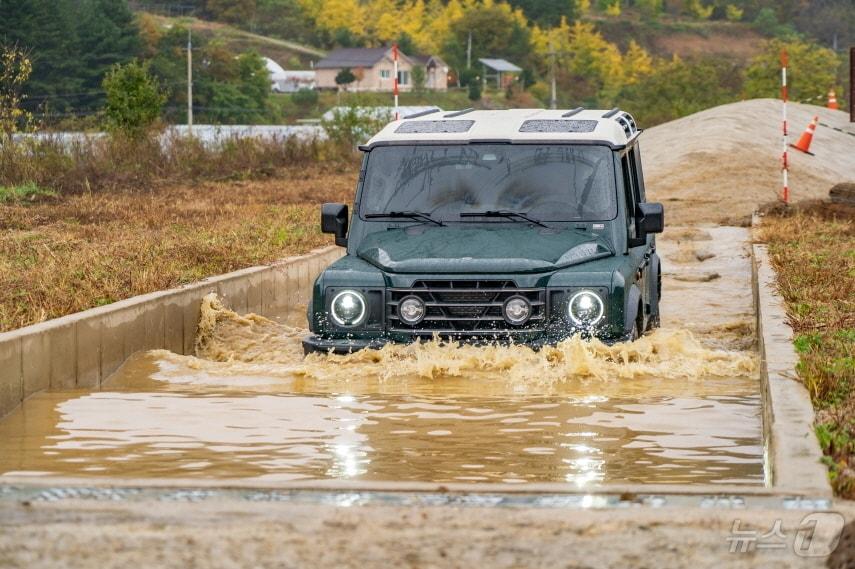 본문 이미지 - 인제스피디움에 문을 연 오프로드 전용파크 '이네오스 그라나디어 오프로드 파쿠르'에서 물웅덩이를 지나는 이네오스 그라나디어(이오네스 제공)