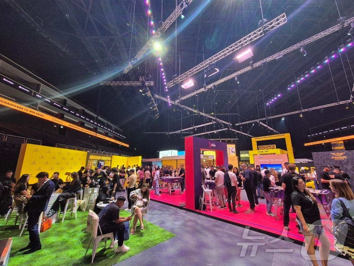 본문 이미지 - 아랍에미리트 두바이의 코카콜라 아레나에서 2024년 10월30일&#40;현지시간&#41;부터 31일까지 양일간 열린 바이낸스 블록체인 위크&#40;BBW&#41; 현장. 사진 = 김지현 기자