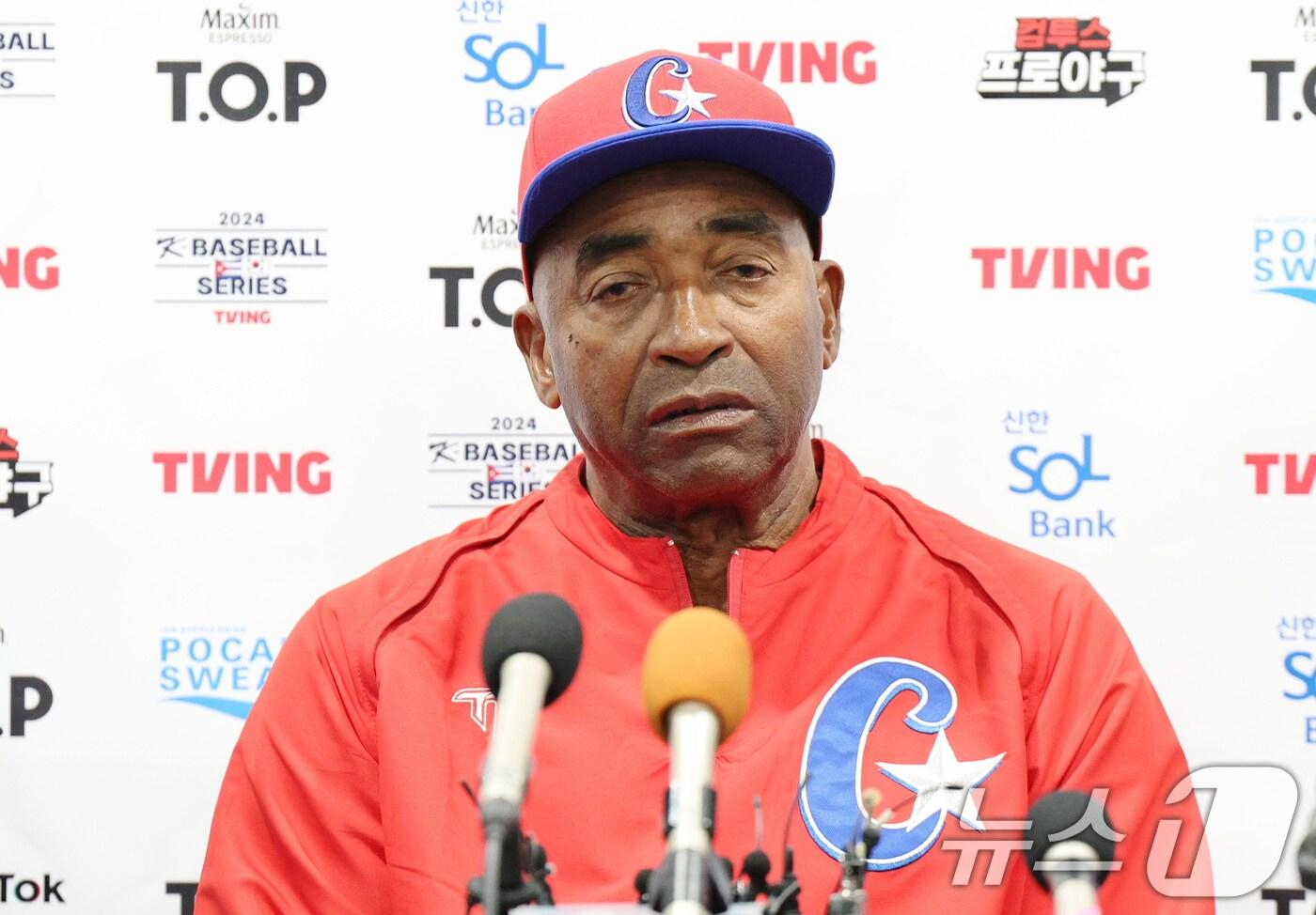쿠바 야구 대표팀 아르만도 욘슨(가운데) 감독이 1일 오후 서울 구로구 고척스카이돔에서 열리는 2024 K-BASEBALL SERIES 대한민국 대표팀과 쿠바 대표팀의 평가전에 앞서 인터뷰 하고 있다. 2024.11.1/뉴스1 ⓒ News1 장수영 기자
