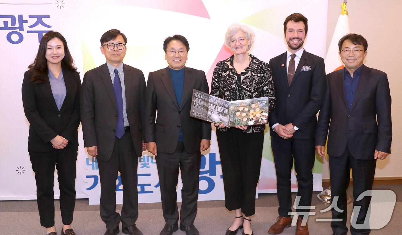 강기정 광주시장이 1일 오후 시청 접견실에서 타마라 모휘니 주한 캐나다 대사를 접견한 후 기념촬영을 하고 있다.(광주시 제공)2024.11.1/뉴스1. 